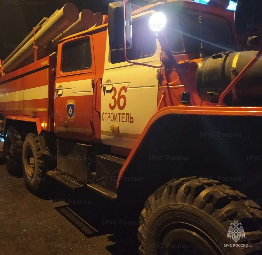 Спасатели МЧС России приняли участие в ликвидации ДТП в городе Строитель на улице 1 Заводская