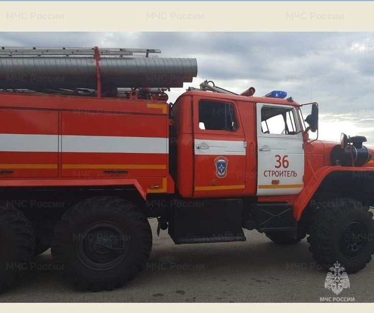 Спасатели МЧС России приняли участие в ликвидации ДТП в городе Строитель на улице Ленина